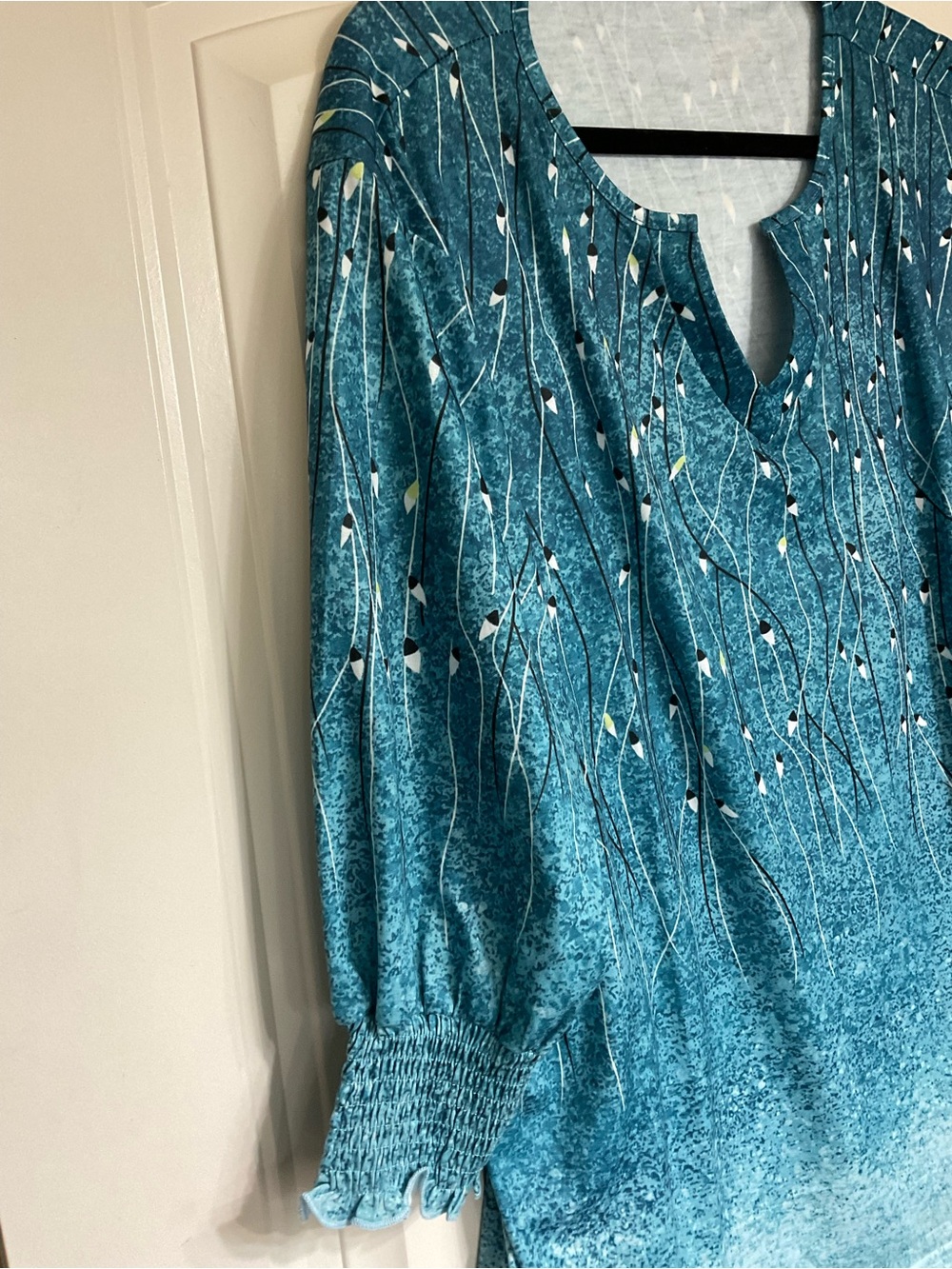 NWT Teal Patterned Women's Split-Neck Blouse Size XXL - Picture 4 of 9